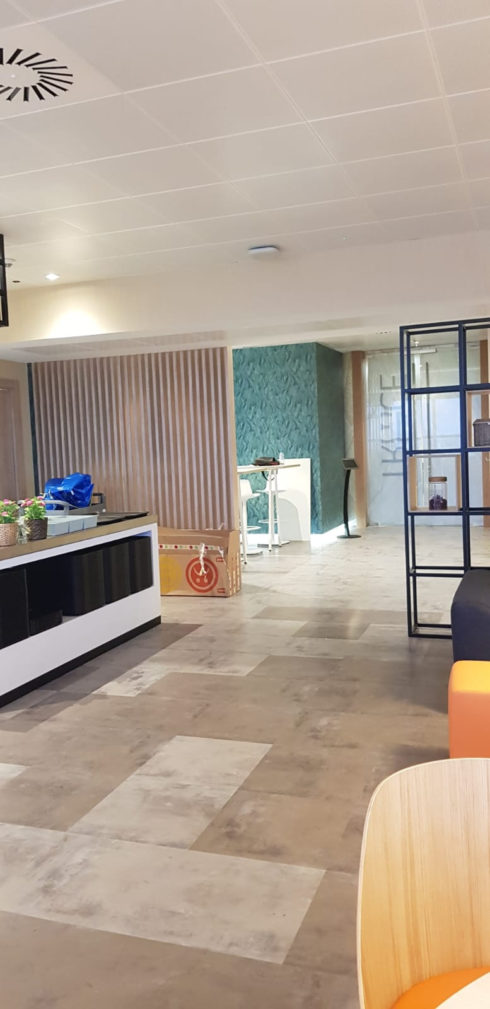 Suelo plástico autoportante Interface en comedor y cafetería de oficinas dedicado a la banca