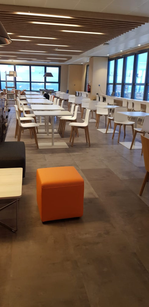 Suelo plástico autoportante Interface en comedor y cafetería de oficinas dedicado a la banca