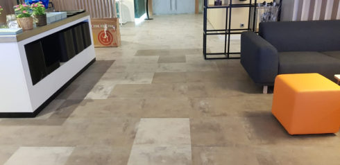 Suelo plástico autoportante Interface en comedor y cafetería de oficinas dedicado a la banca