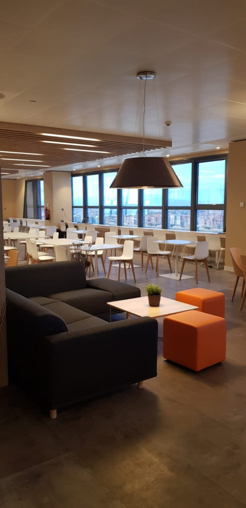 Suelo plástico autoportante Interface en comedor y cafetería de oficinas dedicado a la banca