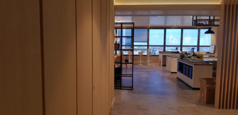 Suelo plástico autoportante Interface en comedor y cafetería de oficinas dedicado a la banca