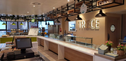 Suelo plástico autoportante Interface en comedor y cafetería de oficinas dedicado a la banca