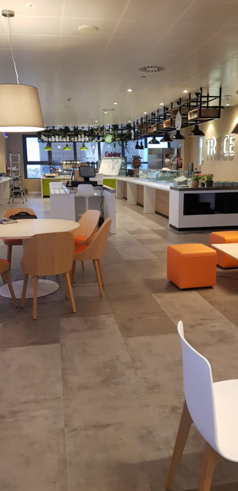 Suelo plástico autoportante Interface en comedor y cafetería de oficinas dedicado a la banca