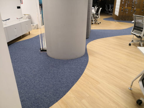 Suelo plástico autoportante Virag y moqueta Modulyss en oficinas transporte Gefco