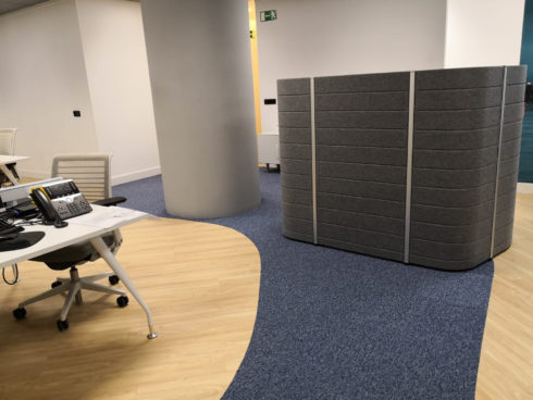 Suelo plástico autoportante Virag y moqueta Modulyss en oficinas transporte Gefco