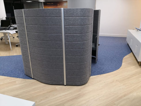 Suelo plástico autoportante Virag y moqueta Modulyss en oficinas transporte Gefco