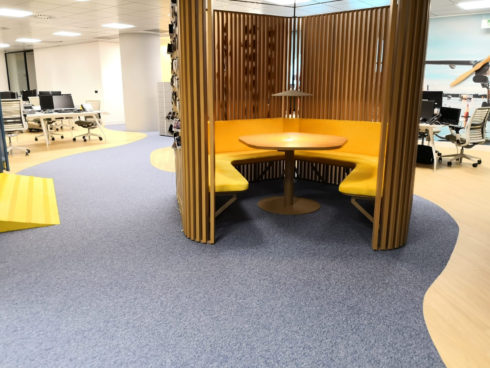 Suelo plástico autoportante Virag y moqueta Modulyss en oficinas transporte Gefco