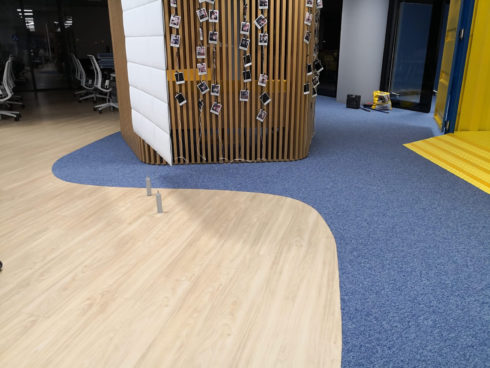 Suelo plástico autoportante Virag y moqueta Modulyss en oficinas transporte Gefco