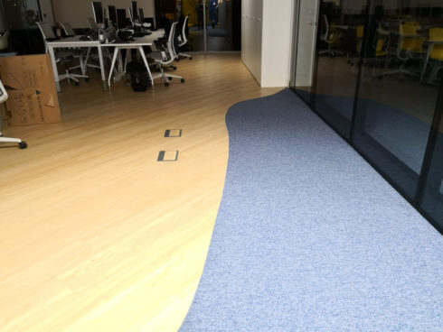 Suelo plástico autoportante Virag y moqueta Modulyss en oficinas transporte Gefco