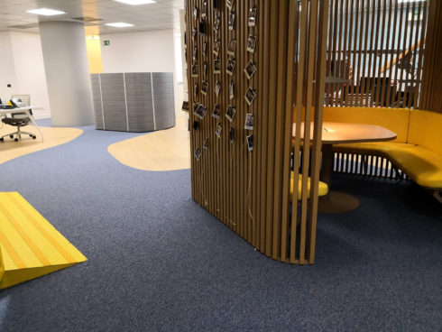 Suelo plástico autoportante Virag y moqueta Modulyss en oficinas transporte Gefco