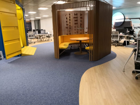 Suelo plástico autoportante Virag y moqueta Modulyss en oficinas transporte Gefco