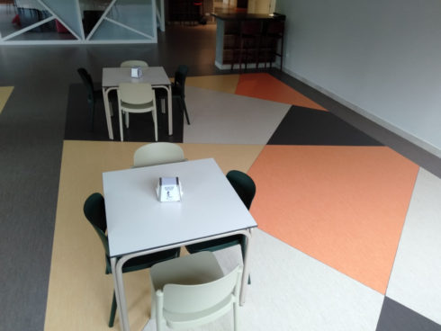 Suelo plástico con diseño en cafetería comedor colegio mayor