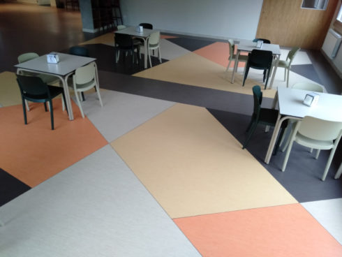 Suelo plástico con diseño en cafetería comedor colegio mayor