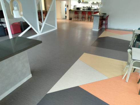 Suelo plástico con diseño en cafetería comedor colegio mayor