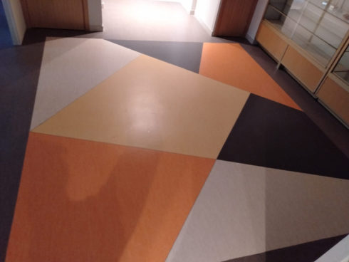 Suelo plástico con diseño en cafetería comedor colegio mayor