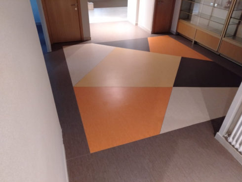 Suelo plástico con diseño en cafetería comedor colegio mayor