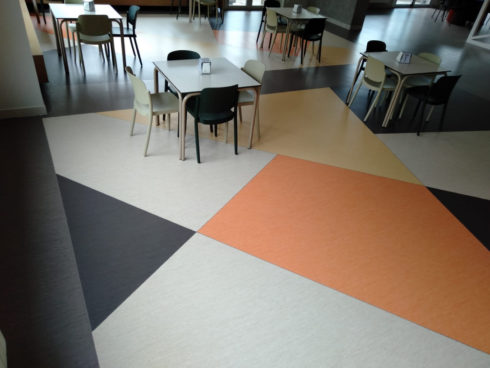 Suelo plástico con diseño en cafetería comedor colegio mayor